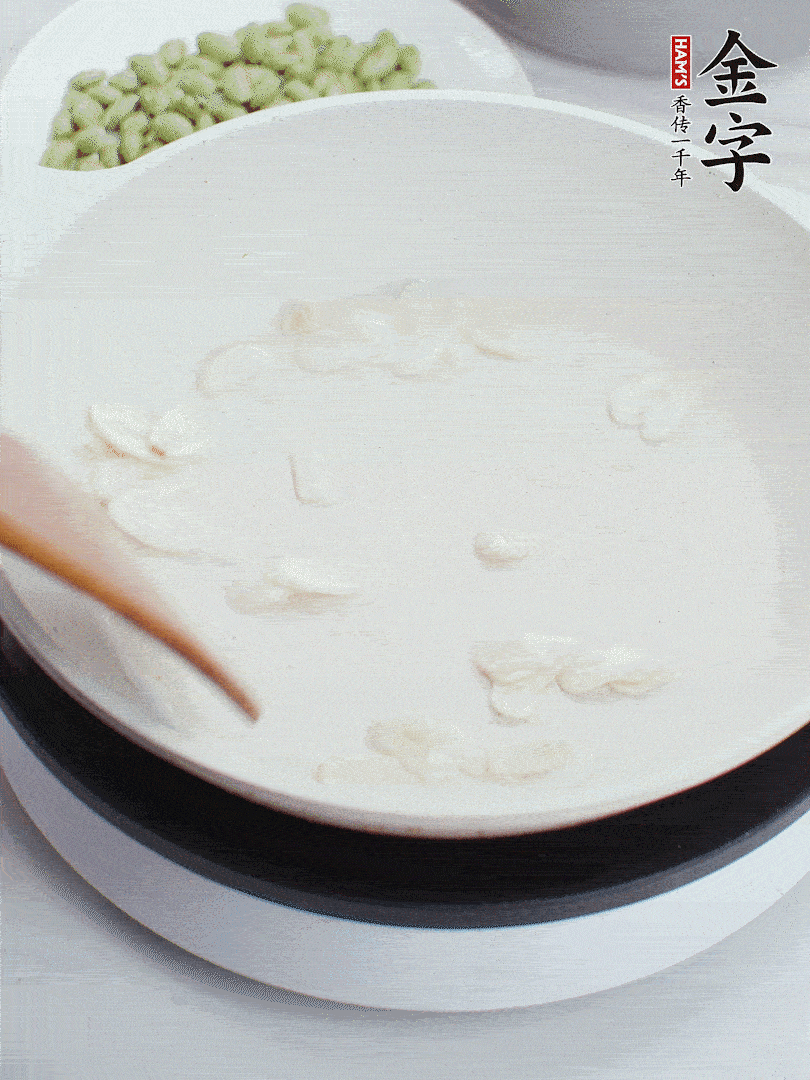 九游
淡咸肉煮15分钟，捞出切片。油5成热时，蒜末、咸肉爆香。
