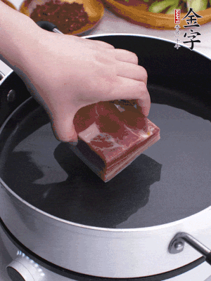 九游
淡咸肉冷水入锅煮15分钟。