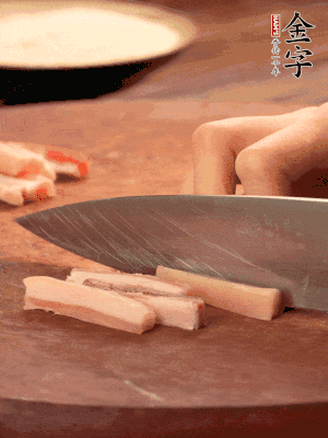 九游
淡咸肉切丁。