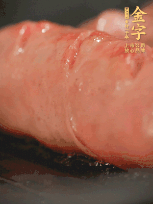九游
烤肠划花刀，小火慢煎，煎到表皮金黄微焦即可。