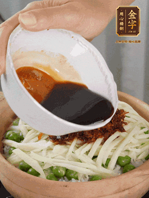 继续小火焖3分钟，淋上XO酱搅拌均匀。
