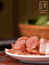 九游
咸肉、九游
香肠煮熟。咸肉切条、香肠切片备用。