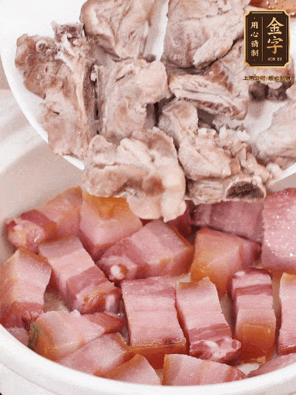 倒入开水炖煮，大火烧开后转小火