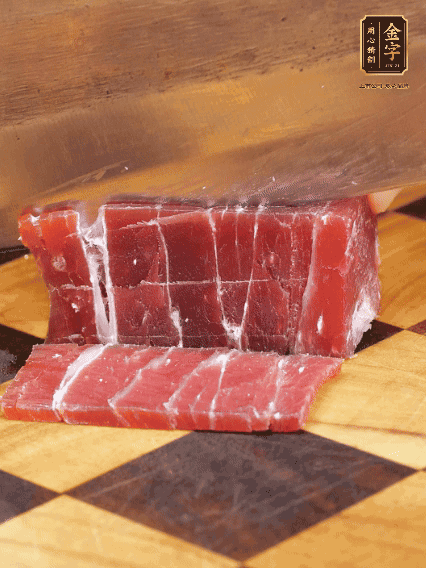 九游
飘香火腿块切片，温水浸泡5分钟