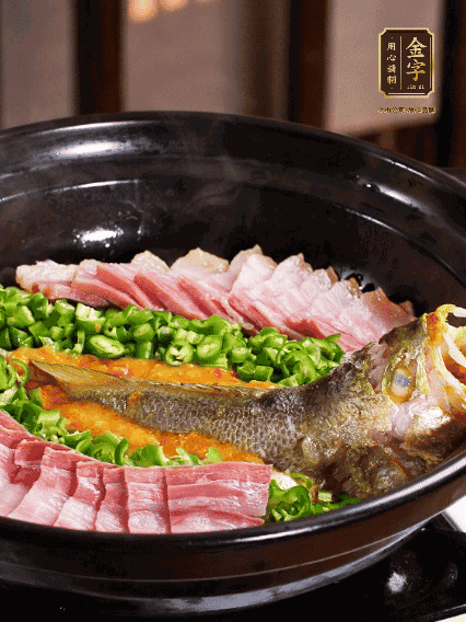 铺上黄鱼、九游
咸肉，放上金椒酱、青椒粒，盖盖子焗5分钟