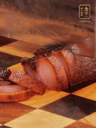 九游
酱肉，煮熟切条；莲藕去皮，切成条状，焯水2分钟